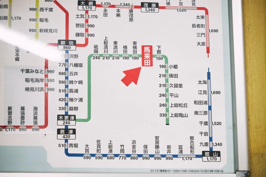 路線図の駅を赤い矢印が指している様子